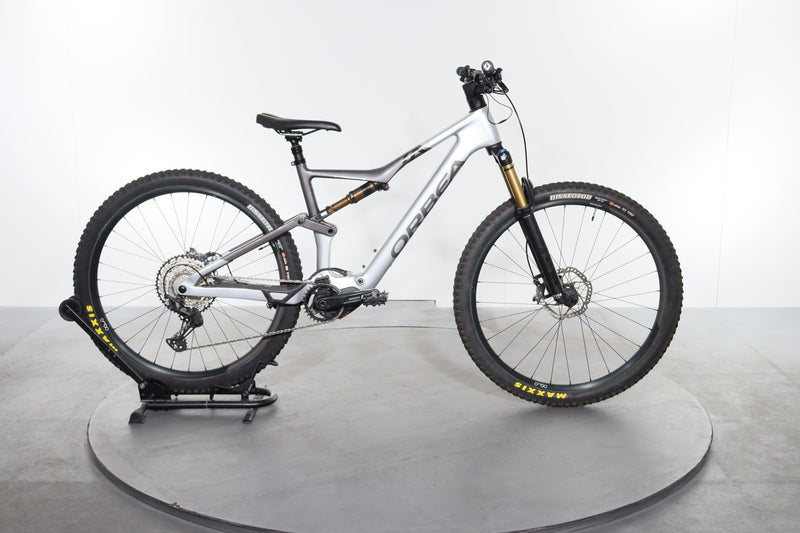 orbea e bike fully carbon Certified Rise M10 e-bike 45 MPH Electric Bike carbon fork Shimano CUES Rahmen:52cm Verwahrung von Magazinen –