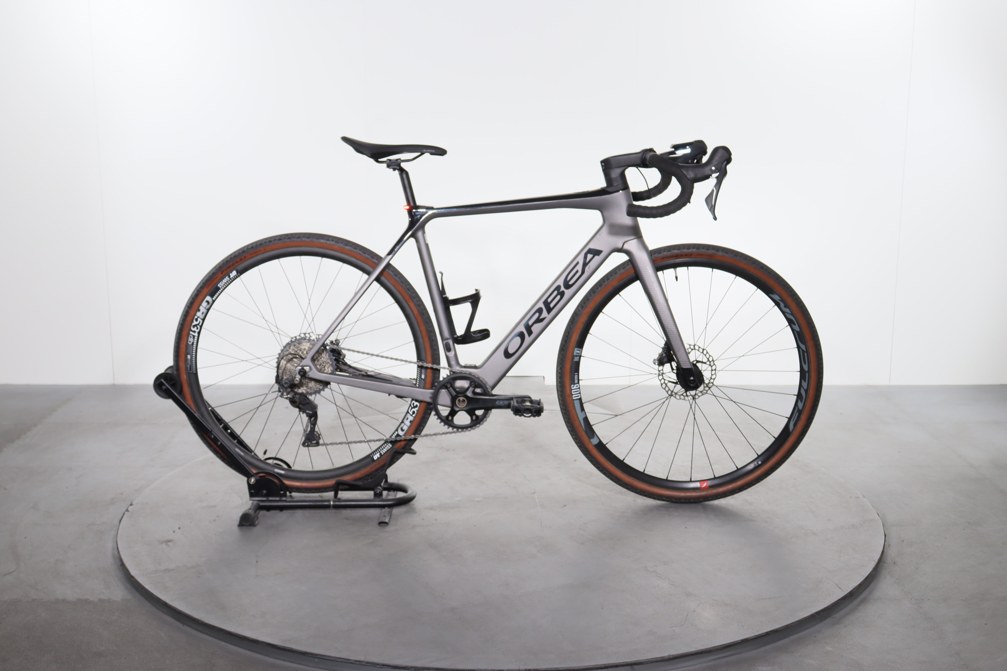 orbea gain m30 1x gravel e-bike Certified Farbe:Arcardia Green Orange Matt Ladestation Ladegerät USB Ladekabel distractions have been minimized brand_troxus