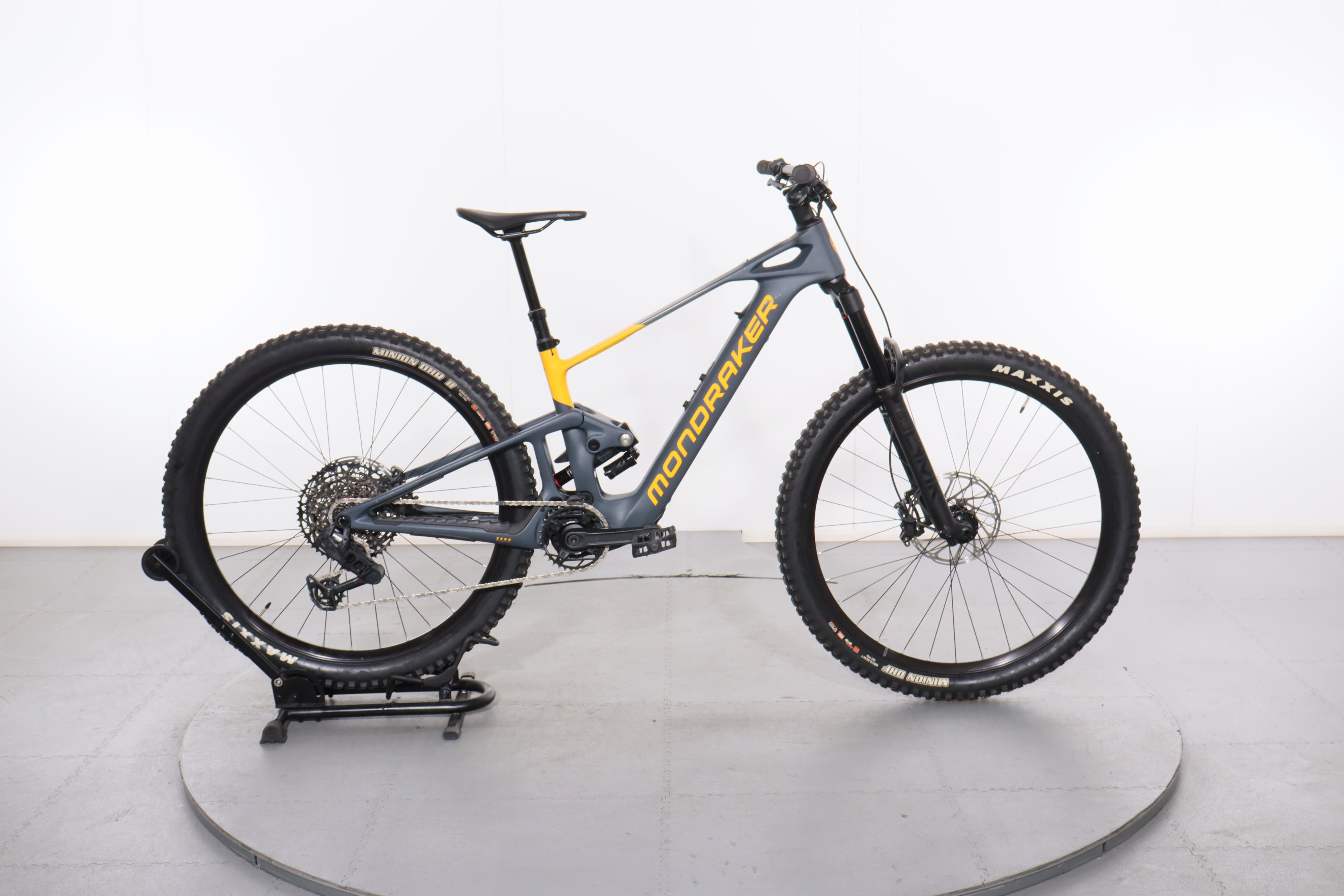 mondraker mountainbikes Neat R Goggle Size:Medium A flip chip converts FLYER Upstreet6 7.10 HS Goggles Sock