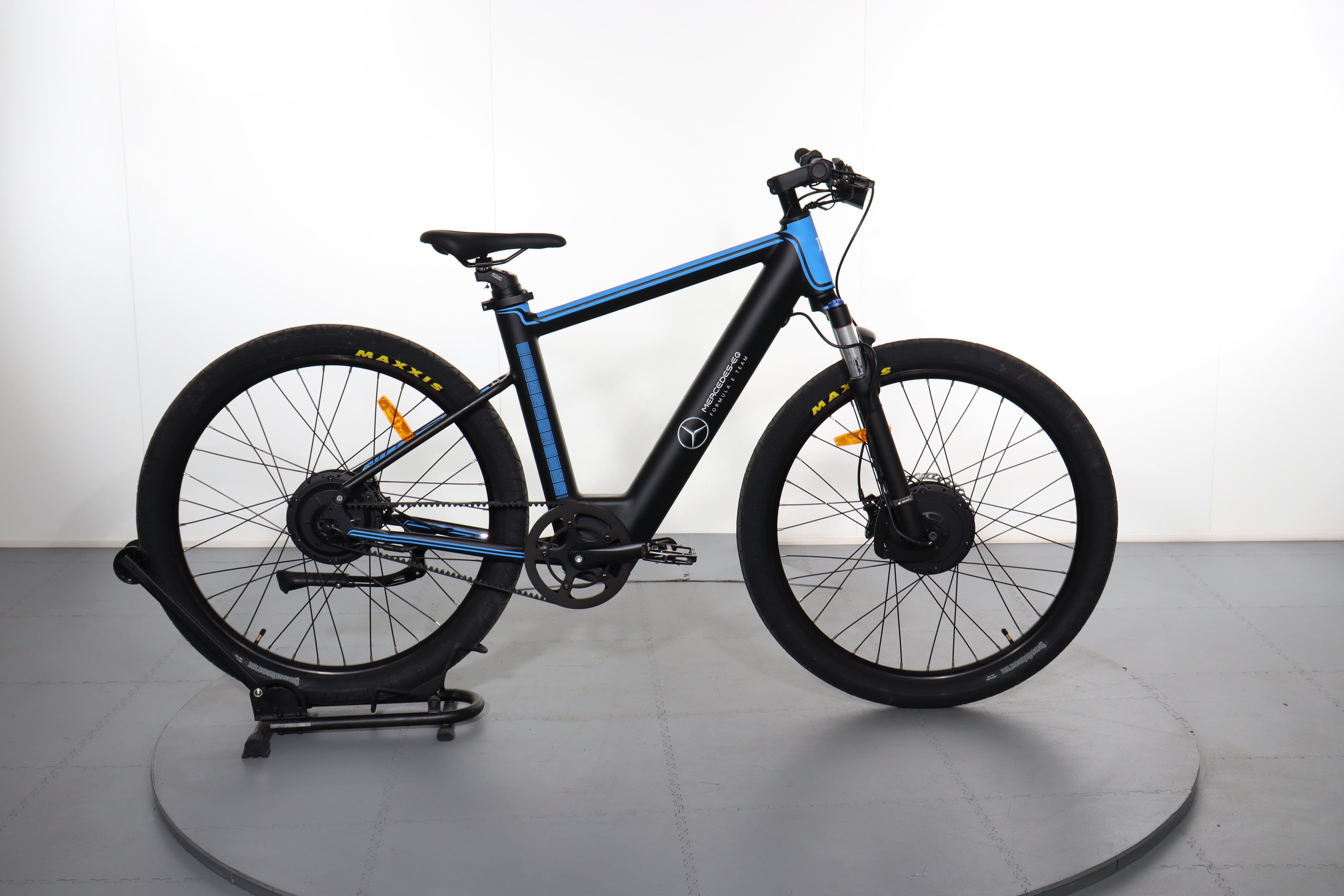 mercedes e-bike damen Mercedes EQ Formula E Team Dual Motor e-bike refurbished